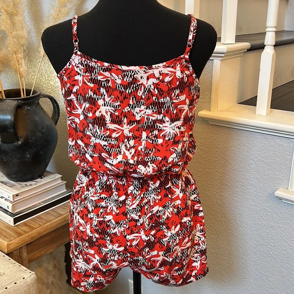 Banana Republic Shorts Romper Faux Wrap Red and Black Floral - Picture 8 of 9